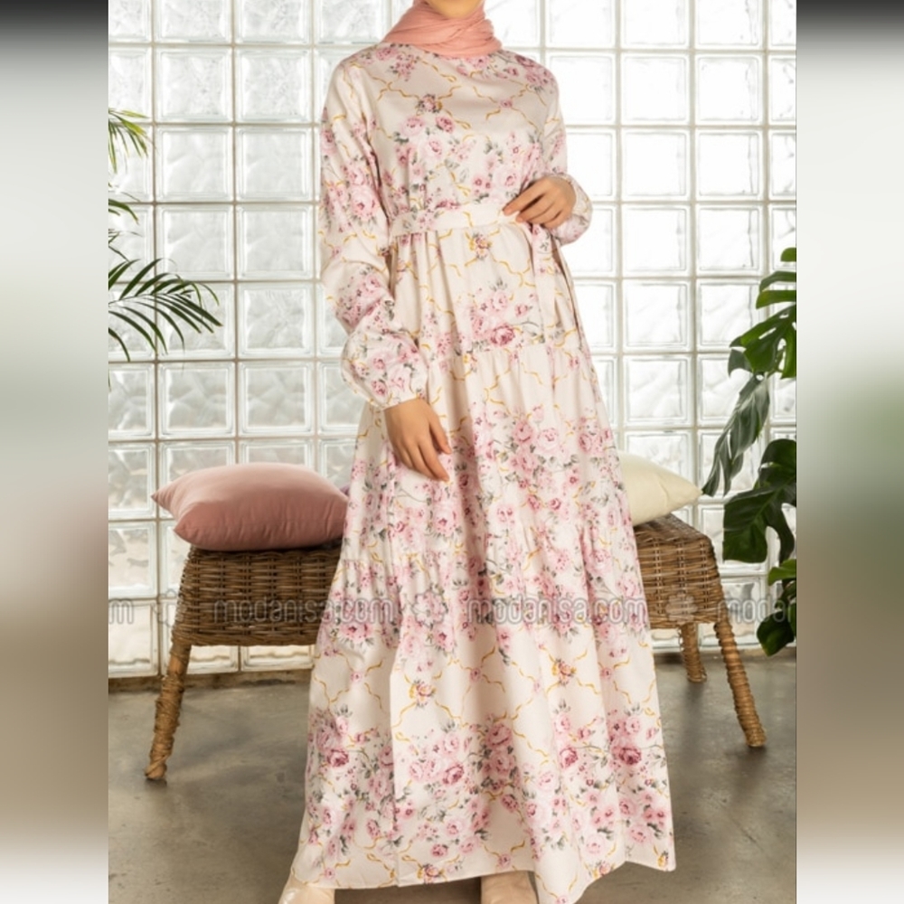 Floral maxi dress. Tiered light fabric long sleeve